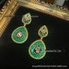Brincos pingentes de cobre incrustados com strass e folha de esmalte verde, atmosfera requintada, luz, luxo, banhado a ouro