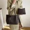 Bolso de Gamuza para Mujer Gran Capacidad 2025 Nuevo Otoño e Invierno Retro Hombro Único Bolso para Suegra Ropa de Trabajo Casual Bolso Tote