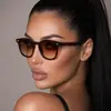 Nuevas Gafas de Sol Cuadradas con Tachuelas para Mujer, Estilo Europeo y Americano, Protección UV de Alta Gama, Gafas de Moda Tendencia