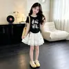 Lindo Conjunto de Dos Piezas de Verano Delgado con Dibujos de Gatos y Mangas Cortas para Niños de Edad Media y Mayores, con una Elegante y Dulce Falda de Lazos para Niñas