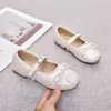 Sapatos Mary Jane delicados estilo francês para meninas, novo modelo outono 2026, com sola macia, adequados para combinar com saias, sapatos pequenos de couro para meninas