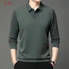 Nueva camiseta de manga larga para hombre, estilo invierno, forro polar, diseño de dos piezas falso, engrosada y cálida, con cuello camisero, adecuada para hombres de mediana edad