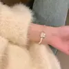 Pulseira de Camélia com Pérolas para Mulheres 2025 Novo Modelo Luxo Leve Alto Padrão Nicho Requintado Versátil Joia para Melhor Amiga Atacado