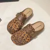 Otoño suela gruesa sin cordones piel suave exterior nuevo 2026 zapatillas perezosas zapatos de punta cerrada que aumentan la altura medias zapatillas de punta cerrada para mujer