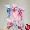 2026 Novo Modelo Pônei Asa Arco-Íris Cabelo Cacheado Degradê Aplique de Cabelo Presilha para Meninas com Fita de Tule Trança de Cabelo Cacheado