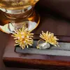 Elegantes y lujosos clips para orejas triangulares florales de perlas con incrustaciones de diamantes, exquisitos y versátiles, no requieren perforación, aretes de moda y sofisticados.