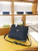 P Bolso Cruzado Triangular con Logo para Hombre Nylon Impermeable Maletín Moda Negocios Exportación Transfronterizo