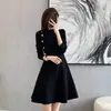 Vestido de tricô coreano de gola alta, vestido outono e inverno acinturado, pequeno vestido preto Hepburn, vestido base versátil