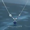 Colar Clássico Camélia Azul Prussiano Estilo Floresta Fresca para Mulheres, Design Nicho Super Feérico com um Toque de Sofisticação