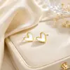 Collar de corazón negro y blanco de diseño de nicho de lujo ligero para mujer, cadena para la clavícula de acero de titanio con incrustaciones de corazón de nácar, joyería elegante