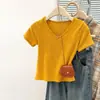 Foto Real de una Camiseta Lisa de Manga Corta con Cuello en V Estilo Coreano para Mujer, Verano Versión Coreana Ajustada Camiseta Básica Adelgazante Top Corto