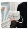 Bolsa Pequena Quadrada de Mão com Pérolas Casual e Fashion para Mulheres 2025 Verão Moderna Nova Corrente de Renda Ombro Único Transversal Bolsa Pequena Quadrada