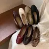 Zapatos de mujer estilo francés con lazo y estampado de leopardo, de fondo plano, 2026 primavera/otoño, zapatillas de ballet rojas para combinar con faldas