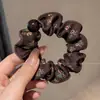 1. Goma para el pelo vintage de flores oscuras con una textura madura y suave, adecuada para ir al trabajo, accesorio para el cabello duradero y versátil para mujeres