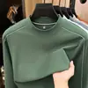 Camiseta básica de manga larga con cuello redondo para hombre, una prenda casual moderna y versátil para primavera y otoño, con un diseño de bloques de color