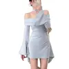 Vestido Sexy Puro Estilo Lust com Manga Longa e Uma Alça para Mulheres Primavera Mangas Sino Cintura Afunilada Visual Saia Curta Linha A