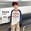 [Liquidação] Camiseta de Manga Longa para Meninos, Algodão Puro, Gola Redonda, Estampa de Letras, Blusa Versátil Infantil com Manga Raglan