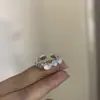 Anillo Hueco Estilo Vintage Cool con Tachuelas de Diamante Cepillado y Temperamento Único, Estilo Niche Old Money, Anillo Apilable con un Toque de Lujo para Mujer