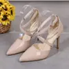 Zapatos de tacón de aguja de moda y versátiles 2026 primavera/verano tacones altos negros de punta con estilo fresco y sandalias brillantes de tira cruzada