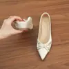 Jingang Yy38013 Sapatilhas Elegantes Versáteis Femininas Bico Fino Com Salto Interno e Decote Baixo Novidade Primavera e Outono 2025