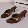 Sandálias de Dedo Fashion de Salto Alto com Tachas Estilo Europeu Feminino 2026 Verão Novo com Argola no Dedo do Pé Moda Garota Spicy Feminino