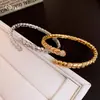 Pulsera Abierta de Zirconia Redonda Flecha Electrochapada en Oro Real de 18K, Pulsera de Lujo Ligero de Gama Alta, Joyería Transfronteriza Europea y Estadounidense para Mujeres
