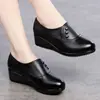 Sapatos de couro femininos Bai Zhenhe para idades 40-50, sapatos de mãe de salto médio, estilo britânico, sapatos de couro de sola macia para pessoas de meia-idade e idosos