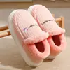 Chinelos de Algodão Femininos Inverno Casa Silenciosos Antiderrapantes 2025 Novo Estilo Plus Veludo Sola Grossa Cobertura do Calcanhar Quentes Chinelos Masculinos Atacado