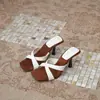 Sandálias de Salto Alto Abertas na Ponta com Tiras Cruzadas Estilo Francês Retrô Verão 2025 Uso Externo Deslumbrantes Sapatos de Salto Alto com Uma Tira Fina