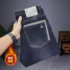 Novos Jeans Masculinos Outono/Inverno 2026 com Forro de Lã, Jeans Espessos da Moda para Jovens Masculinos, Jeans Reto Versátil e Tendência