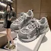 Zapatos de papá estilo coreano con cordones 2026 para mujer que aumentan la altura, zapatillas de correr de otoño, nuevas zapatillas deportivas transpirables de malla, zapatos de suela gruesa para exteriores
