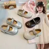 Sapatos baixos de couro retrô para meninas, sapatos de princesa prateados da moda, outono 2026, sapatos de sola macia para crianças pequenas, comércio exterior