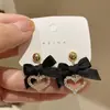 Pendientes de Lazo Negro Super Brillantes Pendientes Retro Suaves de Cristal Corazón de Melocotón Sentido Avanzado Pendientes de Té de Nicho Elegantes
