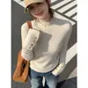 La colección de invierno 2025 de prendas de punto para mujer, de estilo elegante y suave, incluye tops ajustados de moda coreana.