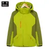 Venta al por mayor de fábrica ropa de asalto para exteriores para hombre y mujer tres en uno dos piezas desmontable a prueba de viento impermeable traje de montañismo