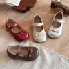 Ins Zapatos pequeños de cuero estilo francés 2026 primavera y otoño nuevos versión coreana zapatos de princesa con lazo para niñas zapatos planos retro de suela blanda