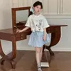 Conjunto Feminino com Estampa de Cachorro Vestido de Verão de Manga Curta 2026 Novo Estilo Conjunto Infantil Estilo Verão Saia Botão de Flor Conjunto de Duas Peças