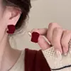 Pendientes de flocado plisados de otoño e invierno para mujer 2024, nuevos pendientes de diseño de nicho simple y explosivo, de alta elegancia.