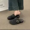Novas sandálias slip-on estilo coreano com solas grossas, design aberto na frente e uma vibe retrô, com fivelas de metal, para mulheres, 2026