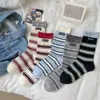 Meias Estilo Coreano Ins Outono e Inverno para Mulheres, Tecido Versátil Patchwork Color Blocking Meias Cano Médio Arredondadas, Meias Listradas Estilo College Retrô