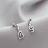 Aretes Artísticos Lindos de Guitarra Pequeña para Mujer Aretes Simples Creativos para Estudiante Mini Aretes de Nota Aretes Asimétricos para Mujer