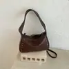 Bolso único estilo retro de motocicleta con remaches en la axila, nueva colección 2026, bolso de mano de cuero suave para mujer, bolso de hombro y bolso cruzado, versátil para cualquier atuendo