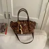 Bolsa pequena tipo cesta casual, muito estilosa e moderna para mulheres, nova bolsa de ombro versátil com estampa de leopardo vintage, bolsa tipo balde para o dia a dia