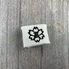 Bufanda Triángulo Original de Bloqueo para Objetos Pequeños jk Poliéster Algodón Bordada Color Sólido Hebilla Accesorios Versátil Persona Perezosa Bufanda Uniforme Gratis