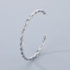 Pulsera Abierta en Forma de C con Textura de Acero de Titanio Estilo Ins Frío Europeo y Americano, Sentido Avanzado, Distintiva Pulsera Torcida de Acero Inoxidable