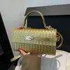 Bolsa de mão transfronteiriça para mulheres, novo estilo 2026, bolsa quadrada pequena orientada para exportação, bolsa popular com fecho de metal, bolsa versátil de ombro e transversal