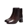 Botas de Cano Curto com Salto Grosso Femininas 2026 Nova Coleção Outono/Inverno Botas Emagrecedoras de Salto Médio com Pelúcia Interna Elegantes de Temperamento Fazem Pessoas Baixas Parecerem Mais Altas Botas de Couro