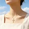 Elegante y versátil collar con colgante de cruz estilo punk