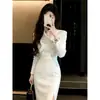 Vestido francês de alta qualidade, super bonito, com lapela branca, estilo elegante, saia generosa e decente, absolutamente linda. Estilo Primavera 2026