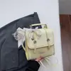 Nueva mochila vintage transfronteriza para mujer, diseño de nicho, bolso de hombro moderno y texturizado, versátil para el trabajo y el uso casual